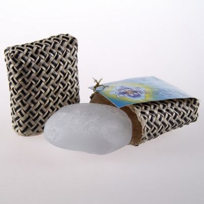 Кристалл-минеральный дезодорант сглаженной прямоугольной формы в футляре из пальмы Пандан