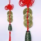 Подвеска Узел Удачи и три монеты с колокольчиком, 30 см.