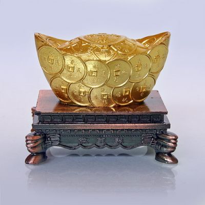 Слиток золота на подставке, символ богатства, 50 х 45 мм.