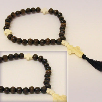 Четки из дерева черно-белые с крестом, 33 бусины, 10мм L=26см