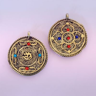 Подвеска с ОМ, металл, камни, узорная скань, d-40 мм.