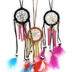 Ловушка снов с цветными перьями и музыкой ветра. 