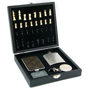 Подарочный набор в футляре в виде шахматной доски: шахматы, фляжка 90 мл, портсигар, зажигалка, пепе ― Сандаловый Дом СПб - Интернет-магазин