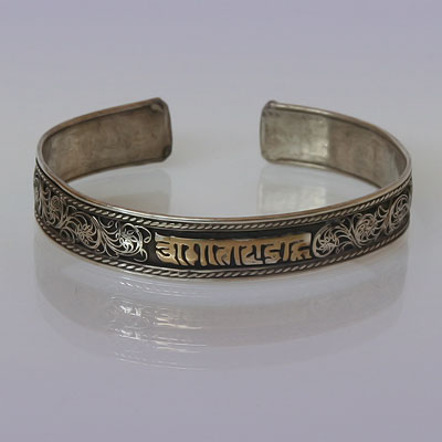 Браслет-оберег 4935 Белый металл с мантрой, Непал