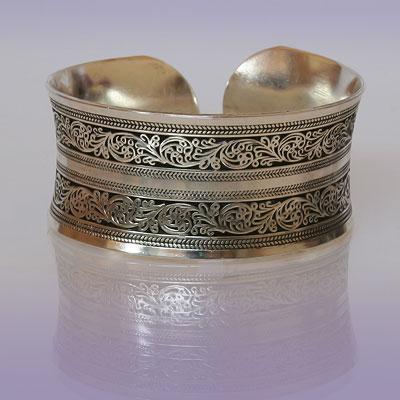 Браслет A439-08 Вогнутый, растительный орнамент металлический шир