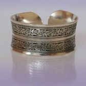 Браслет-оберег Вогнутый, растительный орнамент, металлический широкий  A439-08