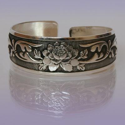 Браслет-оберег Цветок металлический средний