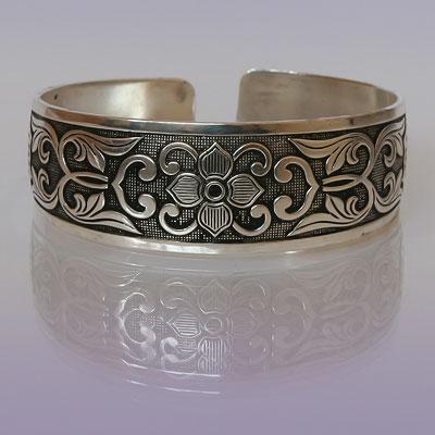 Браслет-оберег Узор Цветы металлический средний