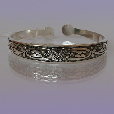 Браслет-оберег Цветы металлический узкий