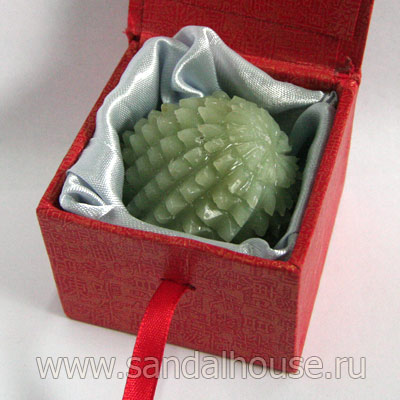 Массажёр для тела нефритовый шар с зубчиками 