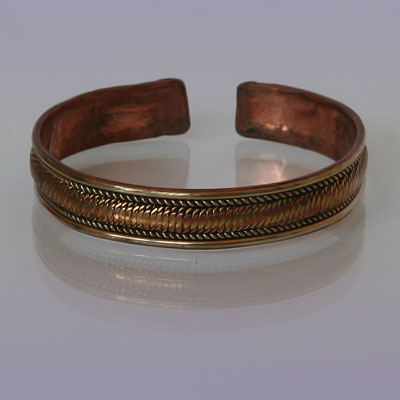 Браслет-оберег с медно-латунным узором 