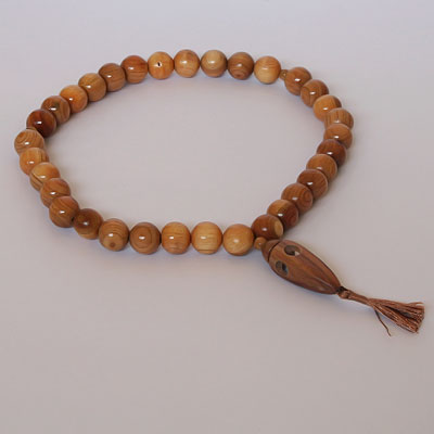 Четки из дерева абрикос с домиком, 33 бусины, 15мм L=34см