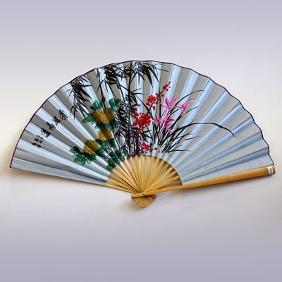 Опахало настенное ЦВЕТЫ атласное 55см купить