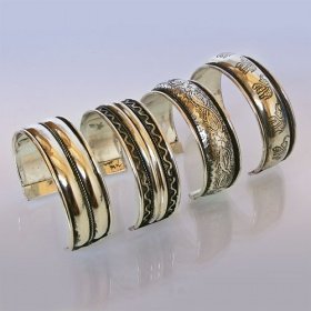 Браслет с узором, светлый металл. незамкнутая конструкция