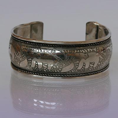 Браслет-оберег Безразмерный СЛОНЫ, под серебро, Индия