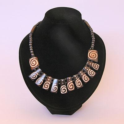 Колье Завитки и точки, кость Индия